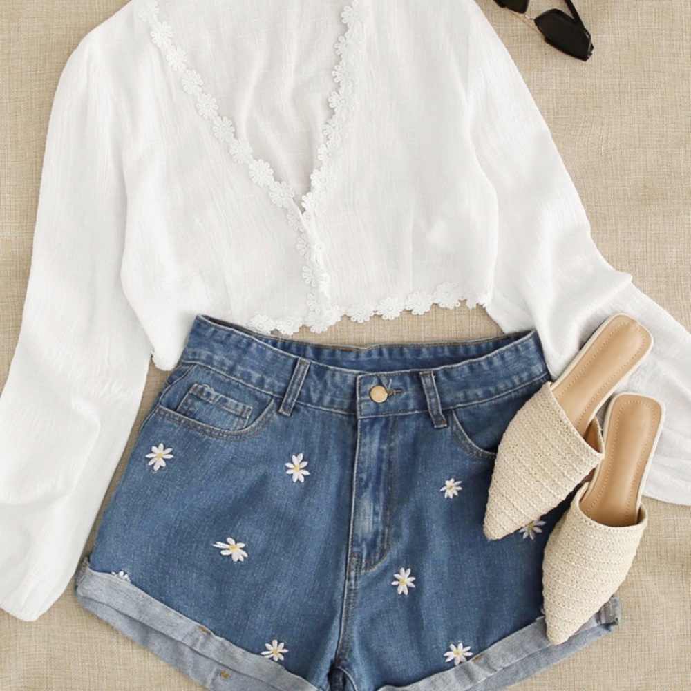 New Cute Daisy Embroidered Boutique Short - Picture 4 of 4